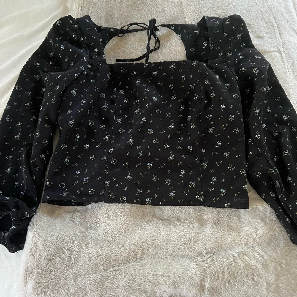 Levi's Black Floral Women's Top Size M NWT - Picture 1 of 6